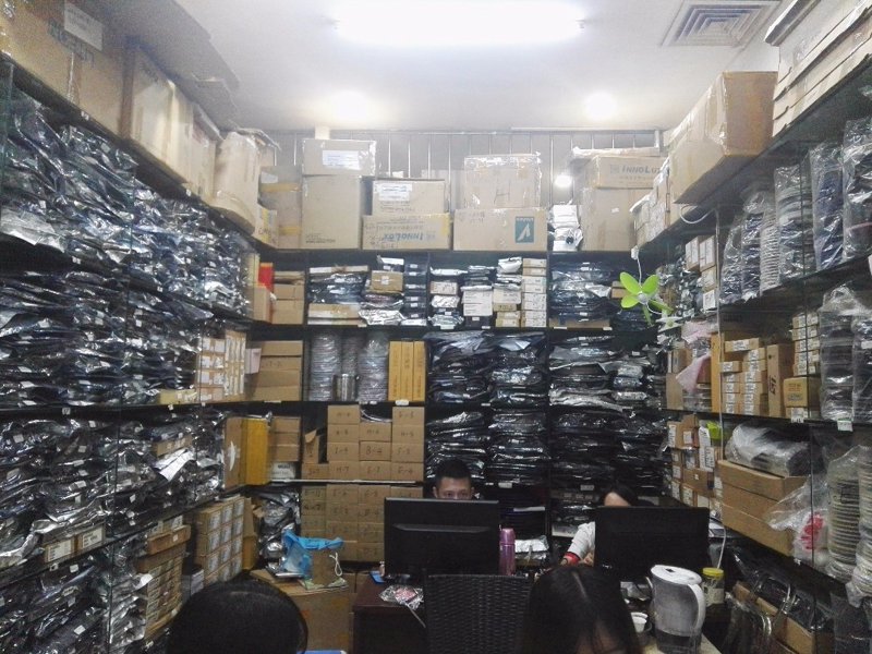 电源模块是现代电子产品中不可或缺的一部分，它负责将输入电压转换为适合设备使用的输出电压。本文将为您详细介绍常见的几种电源模块类型，并通过对比的方式帮助您更好地理解它们的特点。